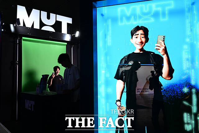 메타버스 속 내 모습을 기념사진으로 남기는 관람객.