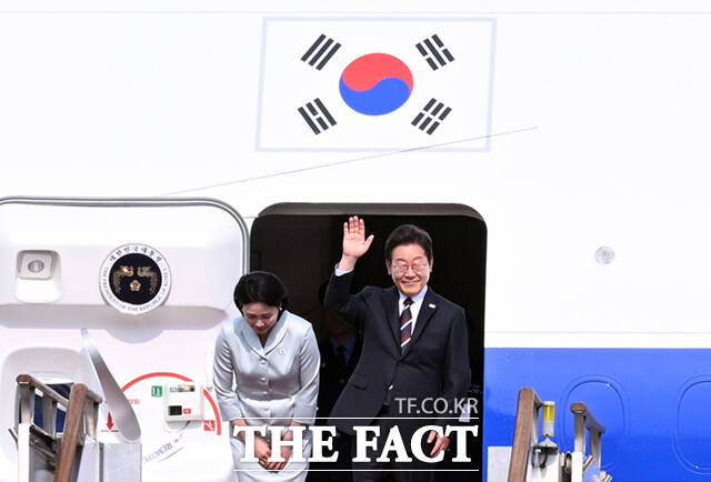 G7 정상회의 일정을 소화 중인 이재명 대통령은 17일(현지시간) 안토니우 구테레쉬 유엔(UN) 사무총장과 약식 회동을 가졌다. 이 대통령과 김혜경 여사가 16일 오후 경기 성남시 서울공항에 도착해 공군 1호기에 올라 인사하고 있다. /이새롬 기자