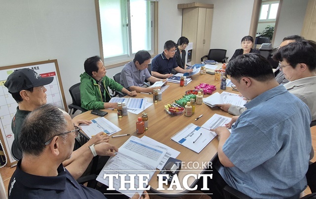 청양군이 17일 화성면 주민들과 함께 ‘화성면 역사문화자원 발굴 용역 중간보고회’를 열고 있다. /청양군