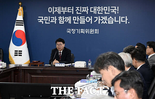 국정기획위는 18일 다양한 사회 현안에 대한 국민의 집단지성과 참여를 바탕으로 국민의 의견을 폭넓게 수렴하고, 이를 국정과제에 직접 반영하기 위한 온라인 국민 소통 플랫폼(소통 플랫폼) (가칭)이재명 대통령에게 바란다를 선보였다고 밝혔다. 이한주 국정기획위원회 위원장이 지난 16일 서울 종로구 정부서울청사 창성동 별관에서 열린 1차 전체 회의에서 모두 발언하고 있다. /임영무 기자