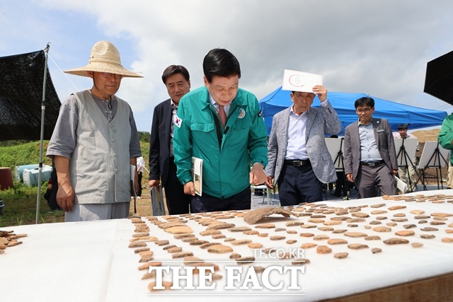 이상근 고성군수가 내산리 고분군 현장공개설명회에서 신석기 시대 유구를 살펴보고 있다. /고성군