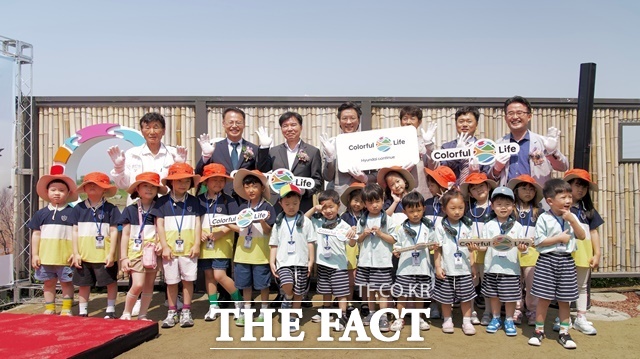 현대자동차, 아산시, 한국환경보전원이 18일 충남 아산시 선장면에서 민관협력 자연환경복원 및 생물다양성 증진사업을 위한 생태공원 준공식을 개최했다. (뒷줄 왼쪽부터) 아산 군덕1리 박응진 이장, 한국환경보전원 신진수 원장, 아산시 조일교 부시장, 현대차 GPO 김일범 부사장, 천안아산환경운동연합 차수철 의장, 현대차 정상익 안전기획사업부장, 충청남도의회 안장헌 의원이 지역 어린이들과 기념사진을 촬영하는 모습. /현대차