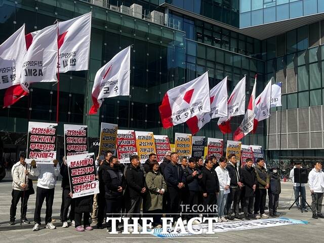 전국민주노동조합총연맹 전국화학섬유식품산업노동조합 카카오지회(크루유니언)가 지난 3월 경기 성남 카카오 판교아지트 앞에서 카카오의 콘텐츠 사내독립기업(CIC) 분사 반대와 임금·단체협약 교섭 거부에 대한 시정을 촉구하는 기자회견을 열고 있다. /조소현 기자