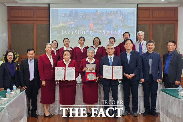 태국 방콕크리스찬칼리지에서 열린 교육 협력 업무협약식에서 목원대학교와 방콕크리스찬칼리지 관계자들이 기념 촬영을 하고 있다. /목원대