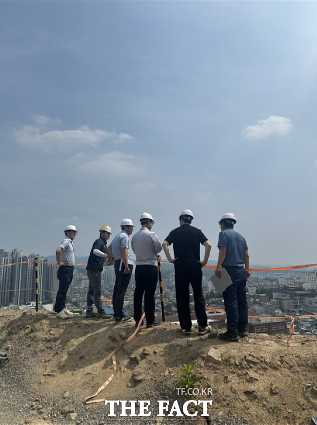 경기도 합동점검반이 우기·폭염 대비 합동 안전 점검을 실시하고 있다. /경기도