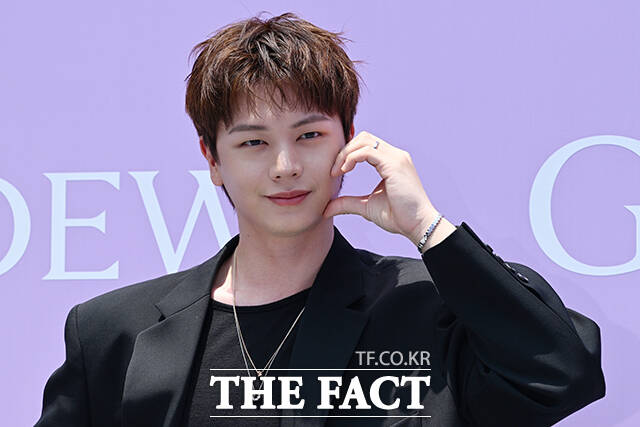 가수 겸 배우 육성재가 18일 오후 서울 성동구 MM 성수에서 열린 골든듀 NEW ICONS 팝업행사에 참석해 포즈를 취하고 있다. /성수동=서예원 기자
