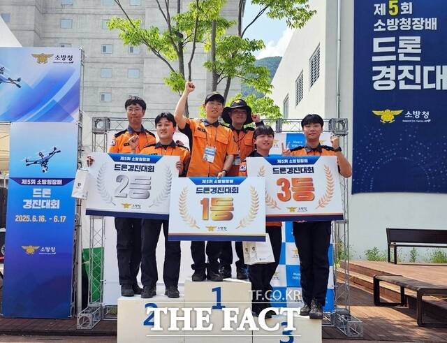 서산소방서가 전국 드론 경진대회에서 우승을 차지 한 뒤 시상대에 올라 기념촬영을 하고 있다. / 서산소방서.