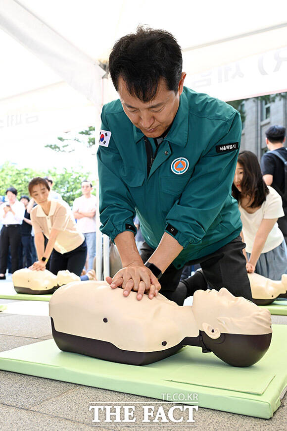 오세훈 서울시장이 18일 오후 서울 중구 서울시청에서 진행된 화재 대응 소방 훈련에서 심폐소생술을 실습하고 있다. /남용희 기자