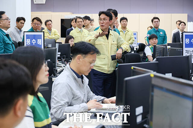 김민석 국무총리 후보자(가운데)가 18일 오후 서울 중구 서울특별시 재난상황실을 방문해 장마 예방 및 대비태세를 점검하고 있다. /국무총리후보자 인사청문준비단