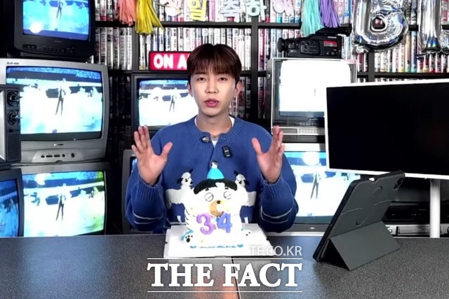 가수 임영웅이 지난 16일 공식 유튜브 채널에서 진행한 라이브 방송을 통해 팬들과 소통하며 앨범·콘서트·예능 트리플 컴백을 예고했다. /유튜브 임영웅