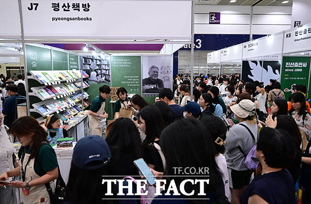 평산책방 부스에 관람객들이 줄을 서고 있다.