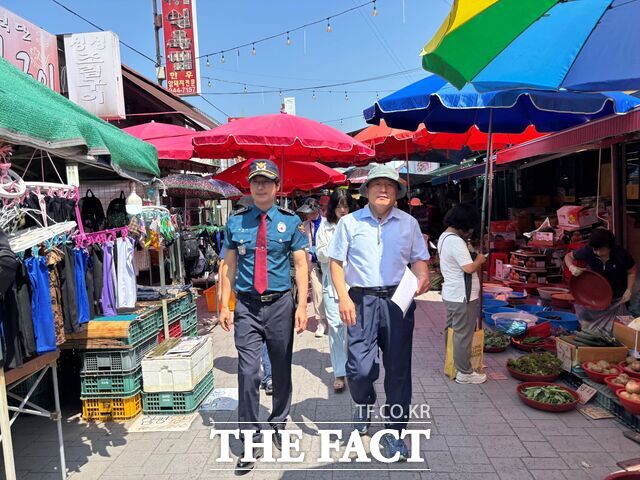 광주 광산구가 송정2동 통장봉사단, 도산지구대와 함께 소매치기 예방 합동 캠페인을 전개하고 있다./광주 광산구