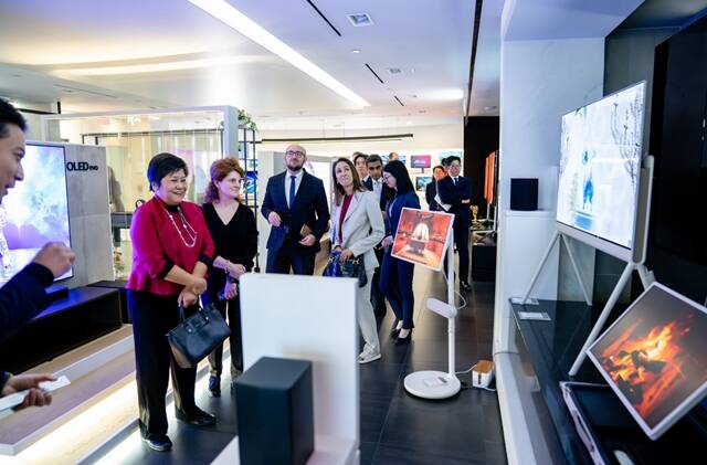 주뉴욕총영사단이 북미 사옥 내 마련된 쇼룸을 둘러보고 있다. /LG전자