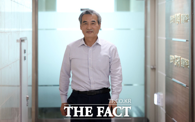 김건희 특검 특별검사에 지명된 민중기 변호사(전 서울중앙지방법원장)이 13일 서울 서초구 소재 법무법인 사무실로 들어서고 있다. /뉴시스