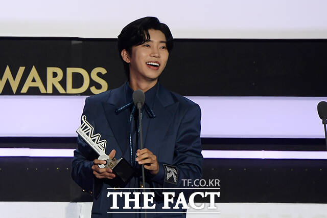 가수 임영웅이 주간아이돌 랭킹사이트 팬앤스타 솔로 랭킹 128주 연속 1위를 차지하며 명예의 전당에 올랐다. 사진은 지난 2023년 더팩트뮤직어워즈 최다 득표상 솔로 수상 당시 모습. /인천남동체육관=서예원 기자