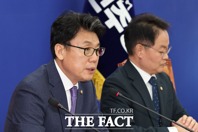 진성준 민주당 정책위의장(왼쪽)은 당이 지방 지역에 더 큰 할인율을 적용해야 한다고 적극 요청했고, 정부도 추가 할인을 적용할 수 있도록 설계하겠다고 밝혔다고 설명했다.