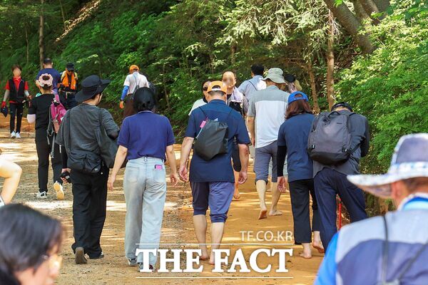 대전 대덕구는 18일 계족산 황톳길 일원에서 대전 5개 구 중독관리통합지원센터, 대전광역정신건강복지센터와 함께 가족 및 지역 주민 100여 명이 참가한 가운데 계족산 힐링 맨발걷기대회 행사를 진행했다./대덕구