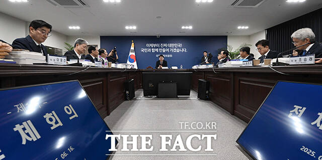 18일 대통령 직속 국정기획위원회(위원장 이한주) 정치행정분과(분과장 이해식) 소방청 업무보고에서는 대형산불과 관련해 지휘체계 조정이 필요하다는 의견이 제시됐다. 지난 16일 서울 종로구 정부서울청사 창성동 별관에서 열린 1차 전체 회의. /임영무 기자