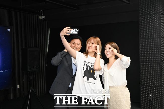 조용익 부천시장이 영톡스클럽에서 유한대 학생들과 셀카를 찍고 있다./부천시