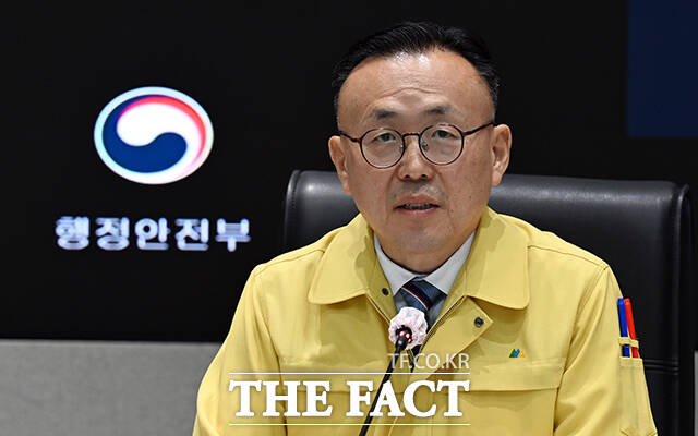 이한경 행정안전부 재난안전관리본부장이 18일 오후 서울 종로구 정부서울청사에서 열린 장마 대비 관계기관 대책회의를 주재하고 있다. /임영무 기자