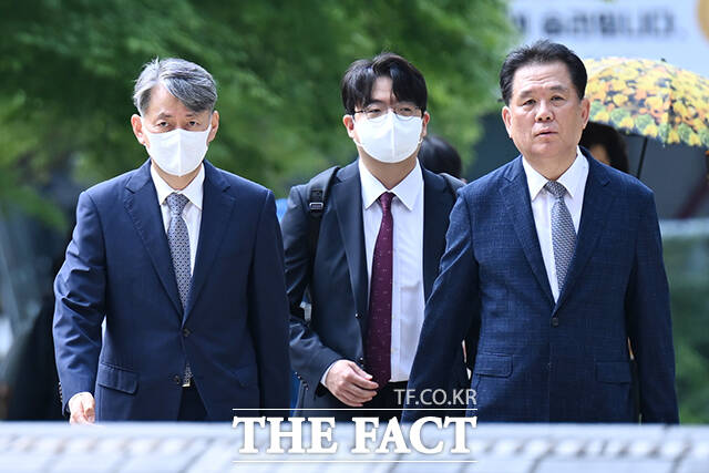 12·3 비상계엄 사태 관련 내란중요임무종사 등 혐의로 기소된 조지호 전 경찰청장(왼쪽)이 18일 오전 서울 서초구 서울중앙지방법원에서 열린 공판에 출석하고 있다. /장윤석 기자