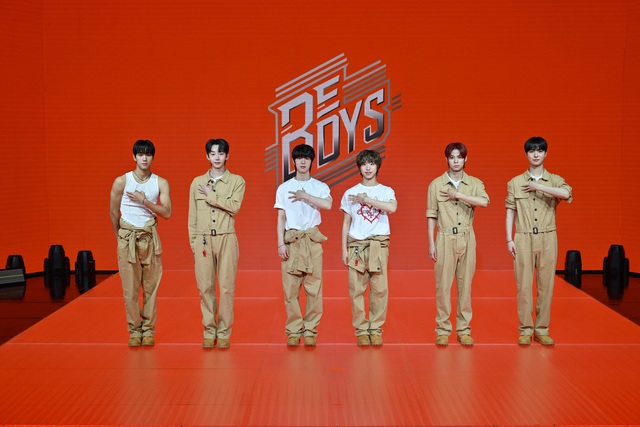 그룹 비보이즈가 18일 오후 2시 서울 마포구 쇼킹 K-POP 센터에서 열린 첫 번째 미니앨범 BE:1(비:원) 발매 쇼케이스에 참석해 포즈를 취하고 있다. /오크컴퍼니