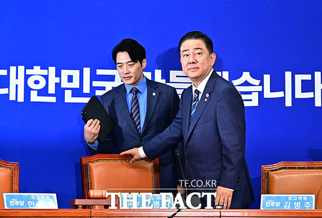 김병기 더불어민주당 대표 직무대행 겸 원내대표(오른쪽)가 18일 오전 서울 여의도 국회에서 열린 최고위원회의에 참석하고 있다. /국회=배정한 기자