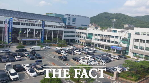 경북 경주시 공무원의 이른바 인쇄물 커미션 비리 경찰 수사 확대를 요구하는 지역의 목소리가 높아지고 있다. 사진은 경주시청 전경. / 박진홍 기자