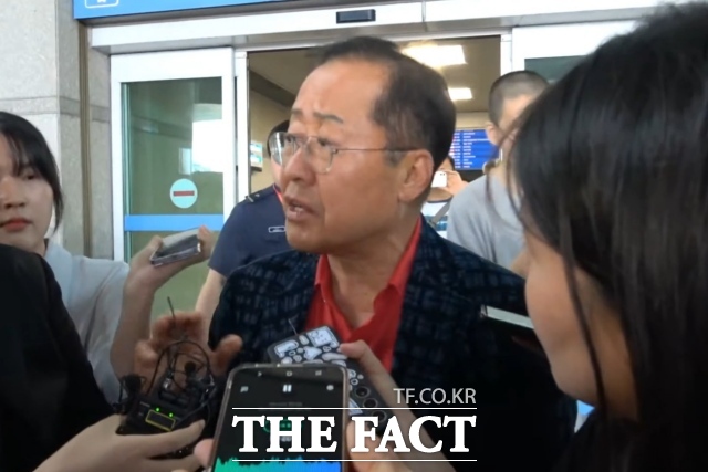 정계 은퇴를 선언하고 미국 하와이에 체류했던 홍준표 전 대구시장이 17일 인천국제공항 제1터미널을 통해 귀국한 뒤 취재진 질문에 답하고 있다. /더팩트DB