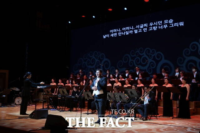 제16회 논산시립합창단 정기연주회가 17일 오후 7시 30분 논산아트센터 대공연장에서 열리고 있다. /논산시