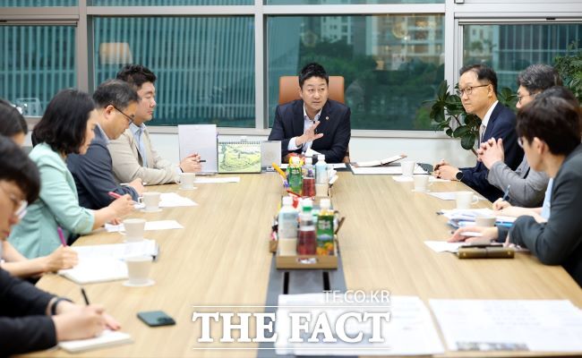 경기도의회 김진경 의장이 16일 의장 집무실에서 도와 도교육청 관계자들을 불러 대안교육기관 급식비 갈등 문제를 중재하고 있다./경기도의회