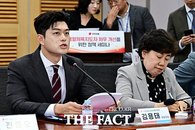 김용태 국민의힘 비상대책위원장(왼쪽)이 18일 오후 서울 여의도 국회 의원회관 제1세미나실에서 열린 생활체육지도자 처우 개선을 위한 정책 세미나에 참석해 축사를 하고 있다. /국회=배정한 기자