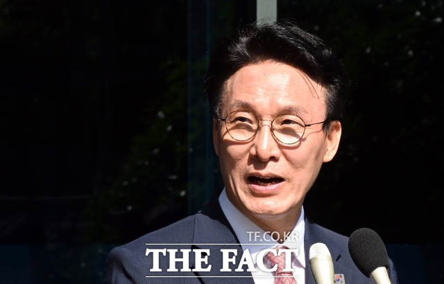 김민석 국무총리 후보자는 18일 이른바 노부부 투서 사건 의혹에 대해 정치 검찰, 쓰레기 지라시 협잡 카르텔이라며 강하게 반박했다. 노부부 투서 사건 의혹은 지난 2004년 한 60대 노부부가 김 후보자가 수억 원의 정치자금을 뜯어갔다는 내용의 유서를 남긴 채 극단적 선택을 했다는 월간조선 보도에서 비롯됐다. /임영무 기자