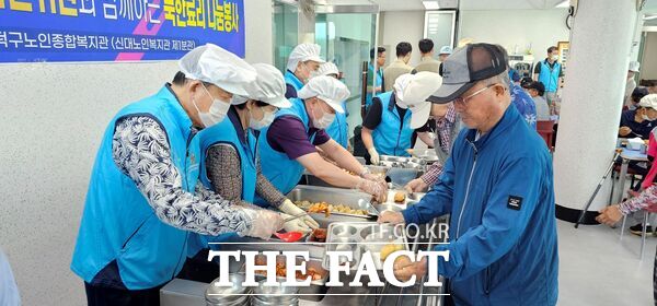 민주평화통일자문회의 대전대덕구협의회가 18일 대덕구노인종합복지관 제1분관 신대노인복지관 2층 강당에서 북한이탈주민 명예자문위원과 함께복지관을 이용하시는 어르신 약 120명에게 두부밥과 옥수수죽을 직접 만들어 제공하는 북한료리 나눔봉사를 진행했다. /대덕구노인종합복지관