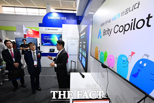 삼성SDS 부스를 방문해 기업을 위한 생성형 AI 서비스 살펴보는 노태악 대법관.