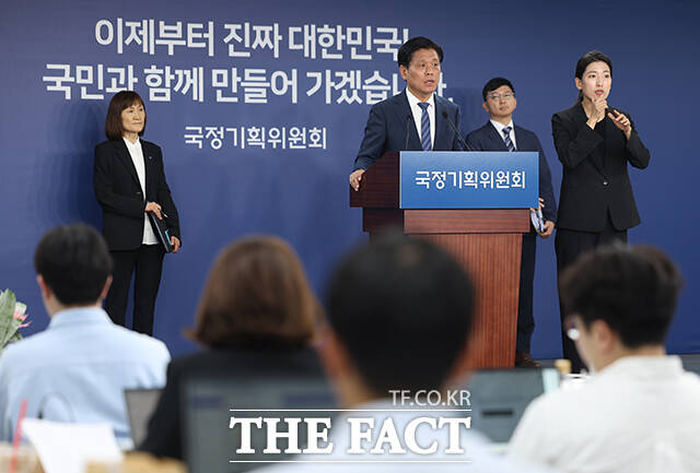 조승래 국정기획위원회 대변인이 16일 서울 종로구 정부서울청사 창성동 별관에서 국정기획위원회 1차 전체회의 관련 브리핑을 하고 있다. /임영무 기자.