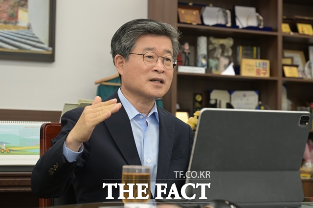 김길성 중구청장이 13일 오후 중구청사에서 <더팩트>와 인터뷰를 하고 있다./중구