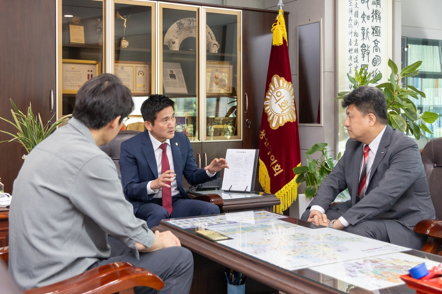 면담 중인 김성철 용산구의회 의장(가운데)과 강경민 HDC현대산업개발 도시정비사업담당 상무(오른쪽). /HDC현대산업개발