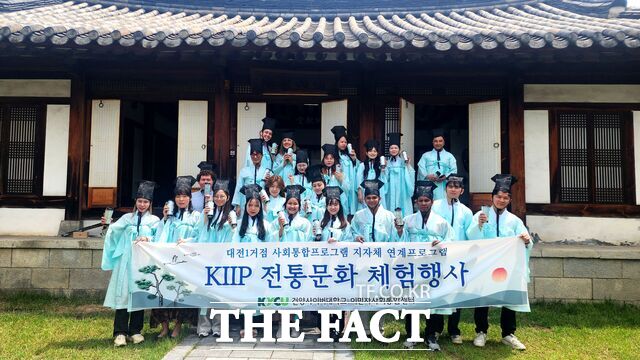 건양사이버대학교 사회통합 프로그램 수강생들이 직접 만든 십자훈 텀블러를 들고 기념 촬영을 하고 있다. /건양사이버대