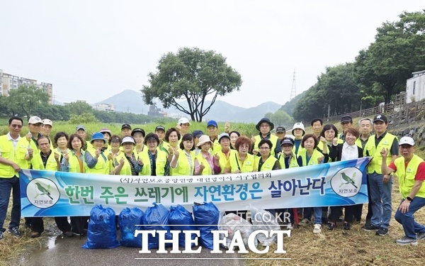 자연보호중앙연맹 대전서구협의회가 17일 복수동 유등천변 일대에서 회원 40여 명이 참여해 환경정화 활동을 펼쳤다. /대전 서구