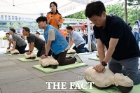  '화재 시 불 끄고 심폐소생술'…서울시청, 화재대응 소방훈련 [TF사진관]