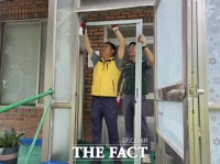  공주시 신관동, 노후 방충망 교체 및 안전바 설치 지원