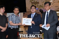  홈플러스 입점점주협의회 요구서 받은 우원식 국회의장 [포토]