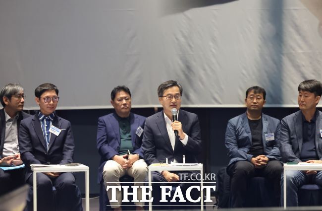 19일 오전 수원 라마다프라자호텔에서 열린 주4.5일제 시범사업 업무협약에서 김동연 경기도지사가 인사말을 하고 있다./경기도