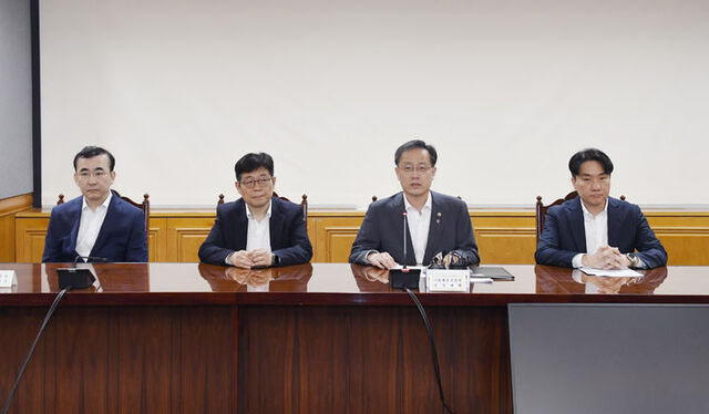 이형일 기획재정부 장관 직무대행 1차관(오른쪽에서 두 번째)이 19일 오전 서울 중구 은행회관에서 열린 F4회의에 발언하고 있다. 왼쪽부터 이세훈 금융감독원 수석부원장, 유상대 한국은행 부총재, 이형주 금융위원회 상임위원. /기획재정부