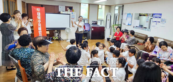대전 대덕구 치매안심센터는 19일 대화중앙경로당에서 그림책 놀이 봉사단체 그림책아놀자와 지역아동센터 섬나의 집과 함께 경로당 어르신들을 대상으로 치매 예방 교육 그림책 놀이 활동을 진행하고 있다./대덕구