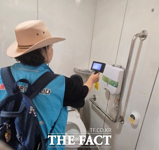 지난 18일 경기 구리시 불법촬영시민감시단이 지역 내 한 물놀이장 화장실을 찾아 불법 촬영 기기 점검을 벌이고 있다./구리시