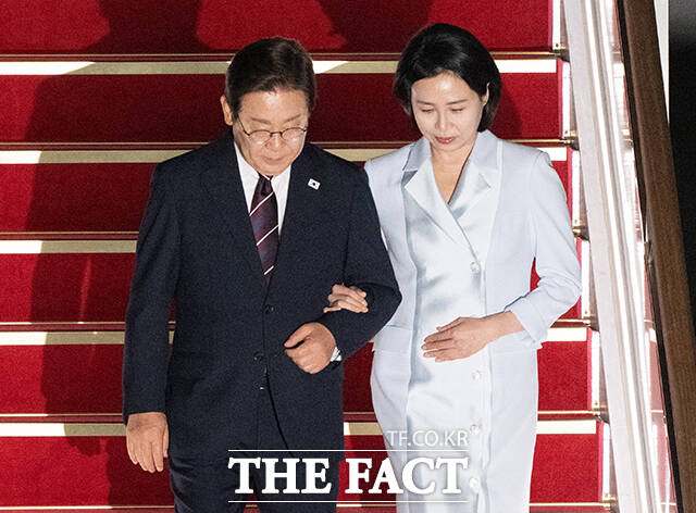 주요 7개국(G7) 정상회의 참석을 마친 이재명 대통령 부부가 19일 오전 경기 성남시 서울공항에 도착해 공군 1호기에서 내리고 있다. /서울공항=박헌우 기자