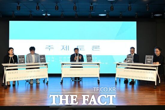 경기 의정부시가 지난 17일 의정부문화역 이음 4층 모둠홀에서 개최한 걷고 싶은 도시 조성 국제 심포지엄에 참석한 도시·건축·조경 전문가들이 종합토론을 진행하고 있다./의정부시