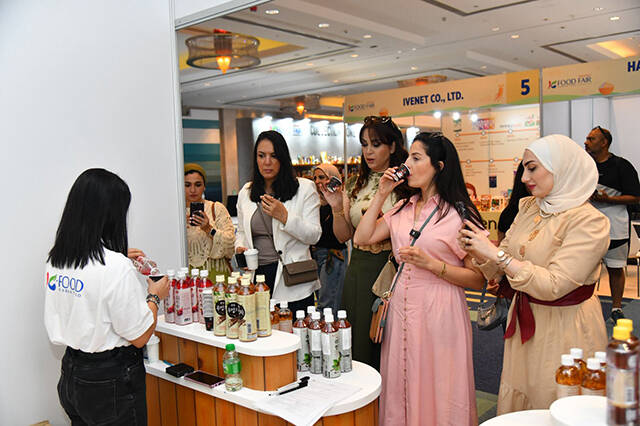 17일 UAE에서 열린 2025 두바이 K-푸드페어에서 바이어들이 부스를 살펴보고 있다./공동취재단